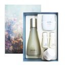 A luxurious SUM37 Secret Essence EX Gift Set featuring a full-size essence and complementary skincare miniatures, designed to improve skin texture, radiance, and hydration through naturally fermented ingredients.