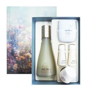 A luxurious SUM37 Secret Essence EX Gift Set featuring a full-size essence and complementary skincare miniatures, designed to improve skin texture, radiance, and hydration through naturally fermented ingredients.